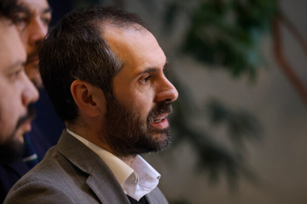 Ministro de Hacienda, Nicolás Grau, es fotografiado de perfil durante un punto de prensa.