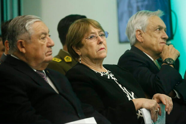 Los expresidentes Michelle Bachelet y Sebastián Piñera sentados uno al lado del otro viendo hacia al frente. 