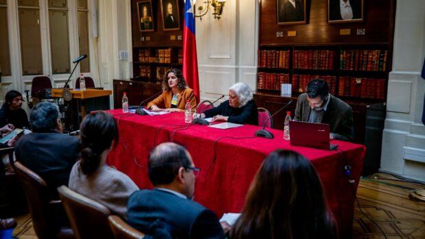 Panel de conversación en la presentación del informe "Politica migratoria para el Chile que viene". 