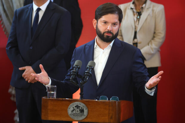 Presidente Gabriel Boric habla desde un podio.