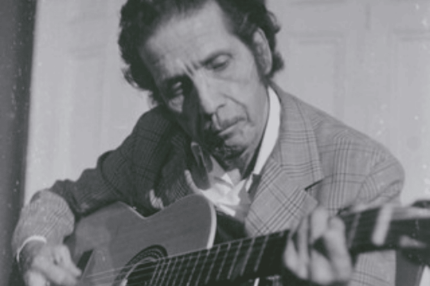 Roberto Parra tocando la guitarra