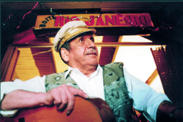 Foto de Roberto Parra mirando al costado y con la guitarra en sus brazos