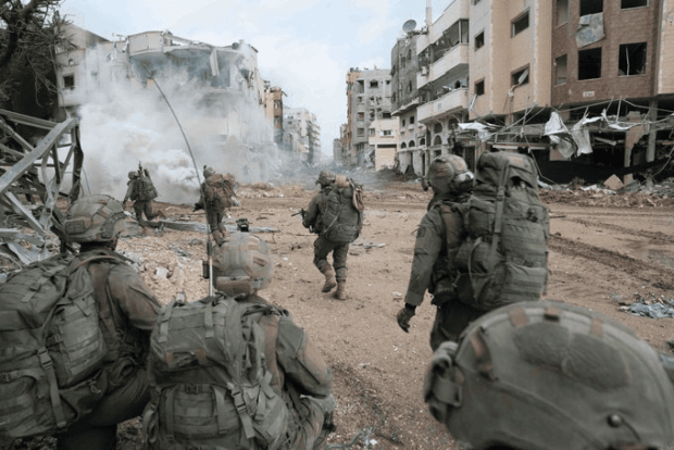 Soldados de las FDI operando en el centro de Gaza