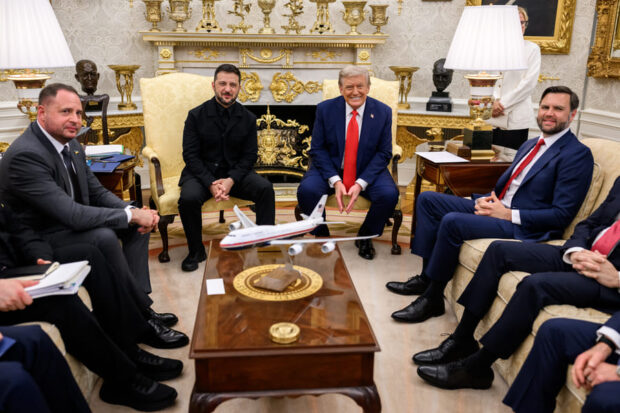 El presidente Donald Trump junto a su par ucraniano Volodímir Zelenski.