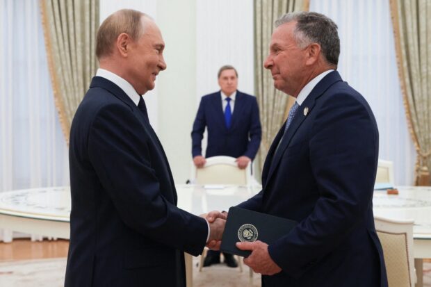 Vladimir Putin estrechando la mano a Steve Witkoff, enviado especial de Donald Trump