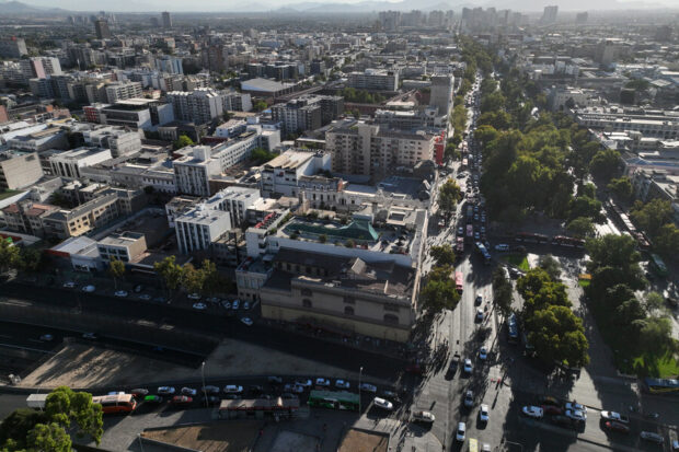 vista aérea de una calle con tráfico congestionado durante el día en una ciudad de Chile