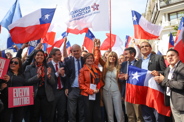 Santiago 16 de agosto 2025. La candidata presidencial de Chile Vamos Evelyn Matthei inscribe su opcion en el Servicio Electoral de la comuna de Santiago. Dragomir Yankovic/Aton Chile