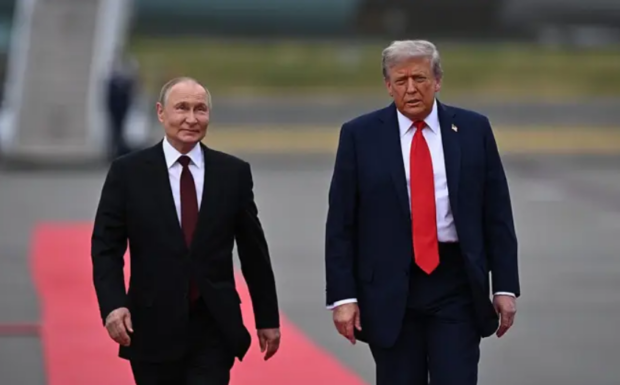 Donald Trump recibe a Vladimir Putin. Foto: ATON Chile.