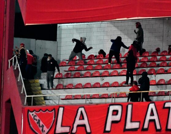 Hinchas de Independiente son fotografiados durante el partido de vuelta de los octavos de final de la Copa Sudamericana contra Universidad de Chile disputado en el estadio Libertadores de America de Buenos Aires, Argentina. Foto:Fotobaires/Photosport