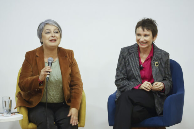 Fotografía de frente de Jeannete Jara y Carolina Tohá