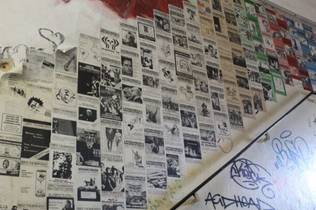 Las paredes que conducen a la redacción de Lateinamerika Nachrichten están cubiertas de portadas de ediciones antiguas. Foto: Fernanda Araneda.