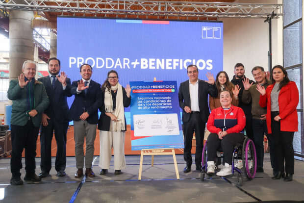 Ministro del Deporte de Chile Jaime Pizarro y ministra Antonia Orellana anuncian modificaciones a la Beca Proddar en el CAR junto a deportistas de alto rendimiento.
