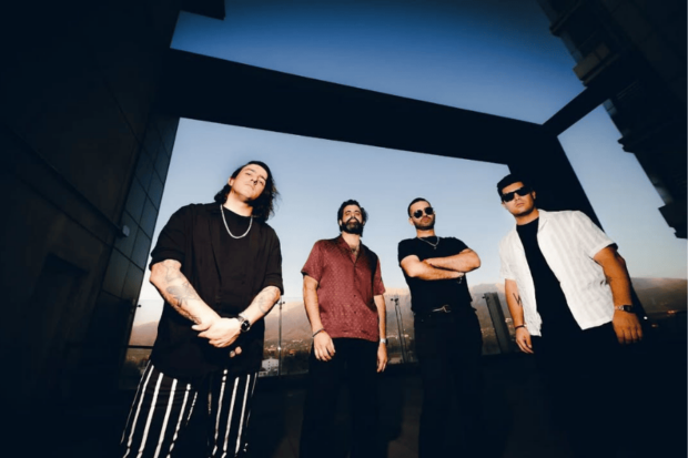 Los integrantes de We Are The Grand de frente en una azotea