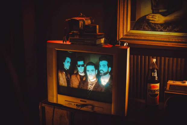 Los integrandes de la banda We Are The Grand en la pantalla de un televisor análogo