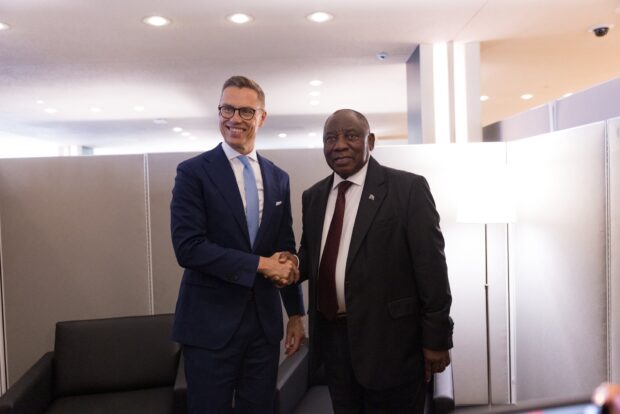 Alexander Stubb, presidente de Finlandia junto a Cyril Ramaphosa, presidente de Sudáfrica