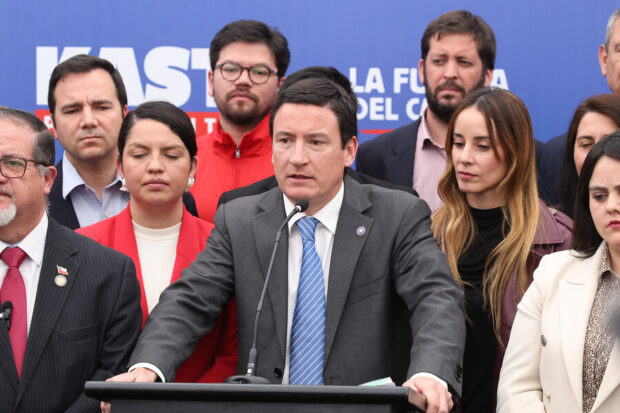 Arturo Squella, presidente del Partido Republicano junto a equipo presidencial de José Antonio Kast.