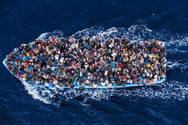 Barcazas de migrantes frente a las costas italianas. Vía X@EuropeanPan 12/04/2023