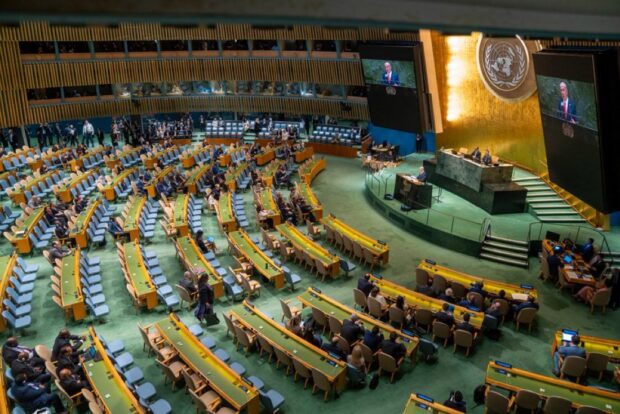 Benjamin Netanyahu, frente a una asamblea semi vacía dando su discurso en Naciones Unidas