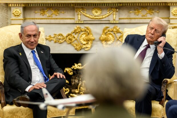 Benjamin Netanyahu, primer ministro de Israel junto a Donald Trump, presidente de Estados Unidos, en el despacho oval de la Casa Blanca