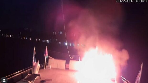 Captura de video de incendio en uno de los barcos de la flotilla