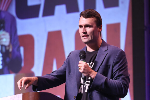 Charlie Kirk hablando a través de un micrófono en una conferencia.