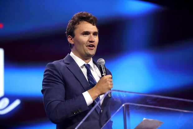 Activista conservador Charlie Kirk en conferencia.
