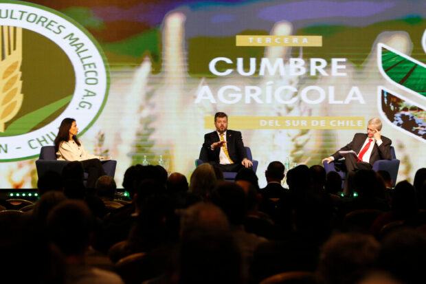 Cumbre Agrícola en Temuco con candidatos presidenciales José Antonio Kast y Johannes Kaiser. Imagen: Agencia ATON.