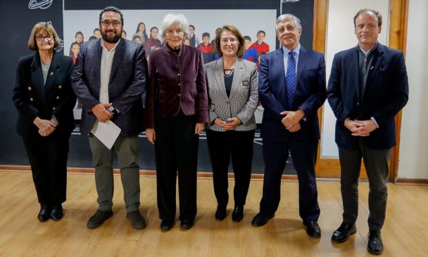Delia Vergara junto al ministro de Educación y miembros del jurado del Premio Nacional de Periodismo 2025.
