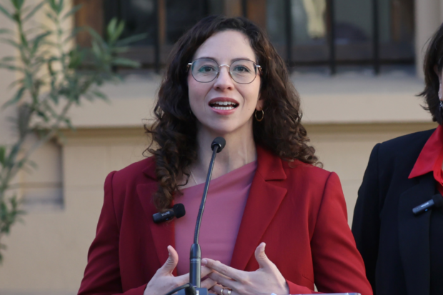 Diputada y vocera del comando de Jeannette Jara, Gael Yeomans, hablando durante un punto de prensa.
