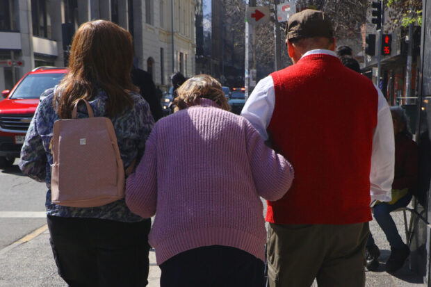 Pareja de adultos mayores.
