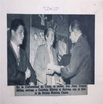 El rector, don Juan Gómez Millas, entrega a Gabriela Mistral el diploma con el título de Doctor Honoris Causa.