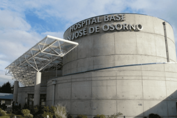 Vista exterior diurna del Hospital Base San José de Osorno, mostrando su moderna y circular fachada de concreto con el nombre de la institución en relieve.