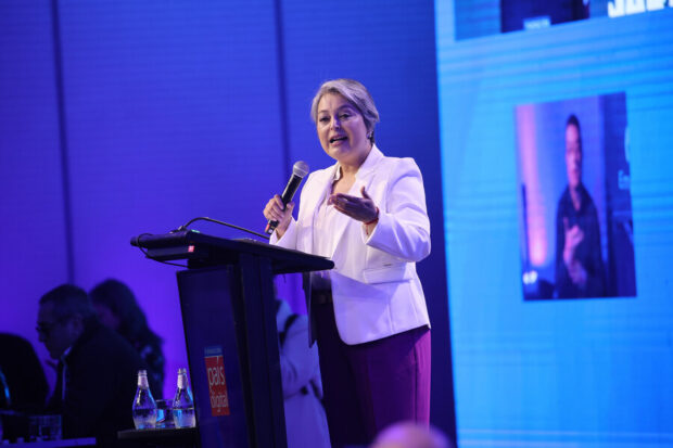 La candidata de Unidad por Chile, Jeannette Jara participa de Summit País Digital.