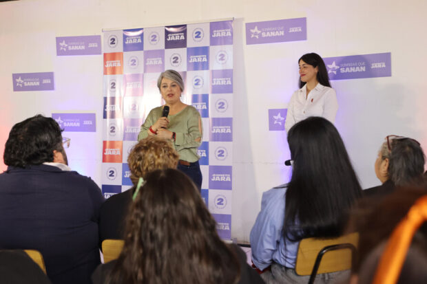 Jeannette Jara, candidata del oficialismo y la DC, presenta el programa Sonrisas que Sanan. Imagen: Agencia ATON.