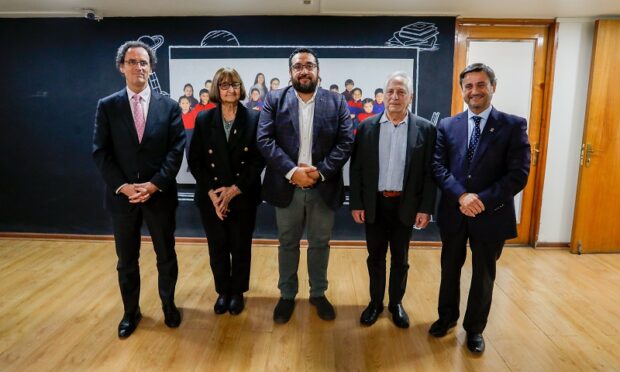 Juan Casassus junto al ministro de Educación y miembros del jurado del Premio Nacional de Periodismo 2025..
