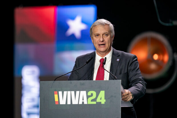 Kast habla desde un podio que dice "Viva 24", detrás de él se ve la bandera de Chile.