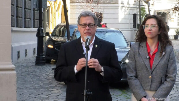 Senador del PPD, Ricardo Lagos Weber, junto a la diputada del FA, Gael Yeomans, en un punto de prensa.