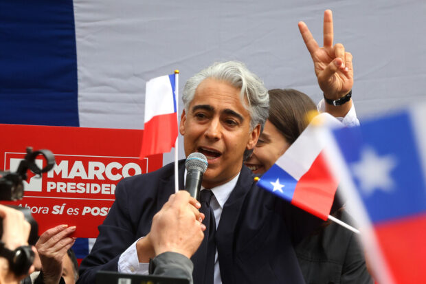 Marco Enriquez Ominami asiste al Servel para realizar la inscripcion oficial de su candidatura a la Presidencia de la Republica.
