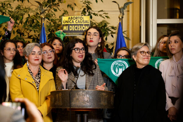 Ministra de la Mujer y Equidad de Género, Antonia Orellana, en punto de prensa junto a diputadas oficialistas que sostiene pañoletas verdes sobre aborto.