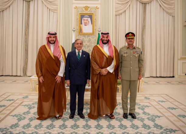 Mohammed Bin Salman, principe heredero de Arabia Saudí y Shehbaz Sharif, primer ministro de Pakistán (3)