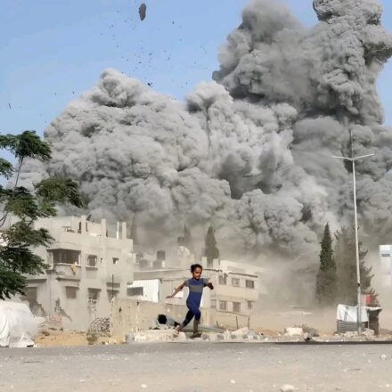 Ataques Israelíes sobre edificios en Gaza mientras un niño intenta escapar