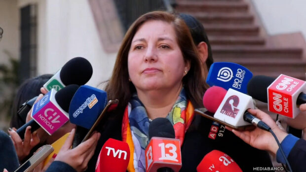 Presidenta del Partido Socialista, la senadora Paulina Vodanovic, rodeada de micrófonos de distintos medios de comunicación.