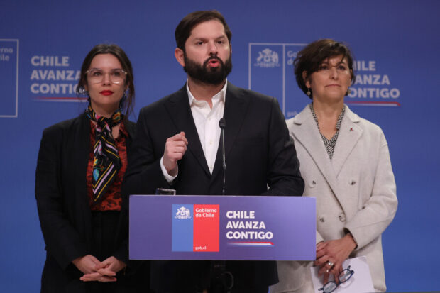 Presidente Boric acompañado de las ministra Vallejo y Aguilera en un punto de prensa.