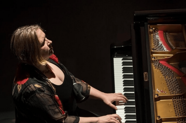 La académica Svetlana Kotova tocando el piano