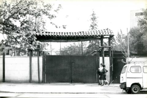 Imagen de Tres Álamos, campamento de prisioneros que funcionó durante el tiempo de la dictadura cívico-militar chilena, entre los años 1974-1976, se ubica en la comuna de San Joaquín.