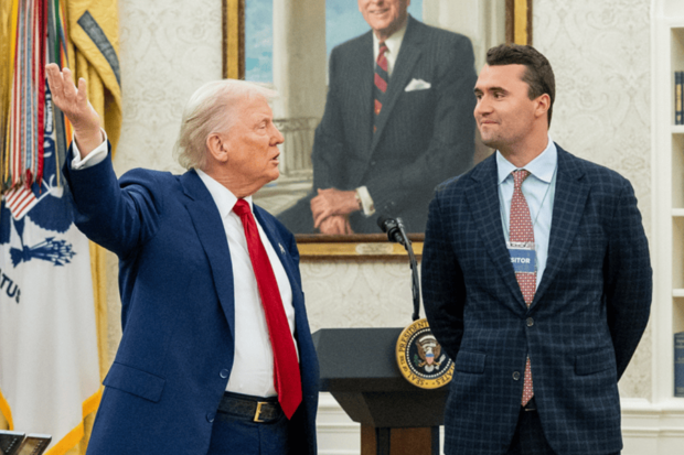 El presidente de Estados Unidos, Donald Trump, junto al activista conservador, Charlie Kirk, en el Despacho Oval de la Casa Blanca.