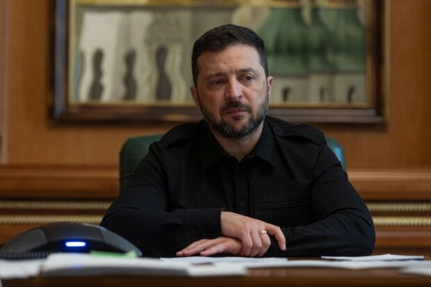 Presidente de Ucrania, Volodímir Zelenski, sentado en un escritorio.