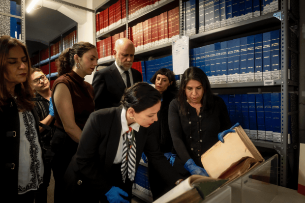 La subsecretaria Carolina Pérez y los ministros Álvaro Elizalde y Carolina Arredondo recorren el Archivo de la Memoria.