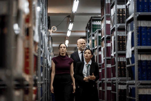 La subsecretaria Carolina Pérez y los ministros Álvaro Elizalde y Carolina Arredondo recorren el Archivo de la Memoria.