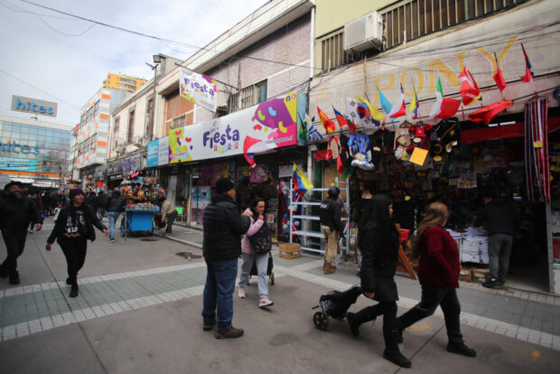 Fotografía de la fachada de los locales del barrio Meiggs.